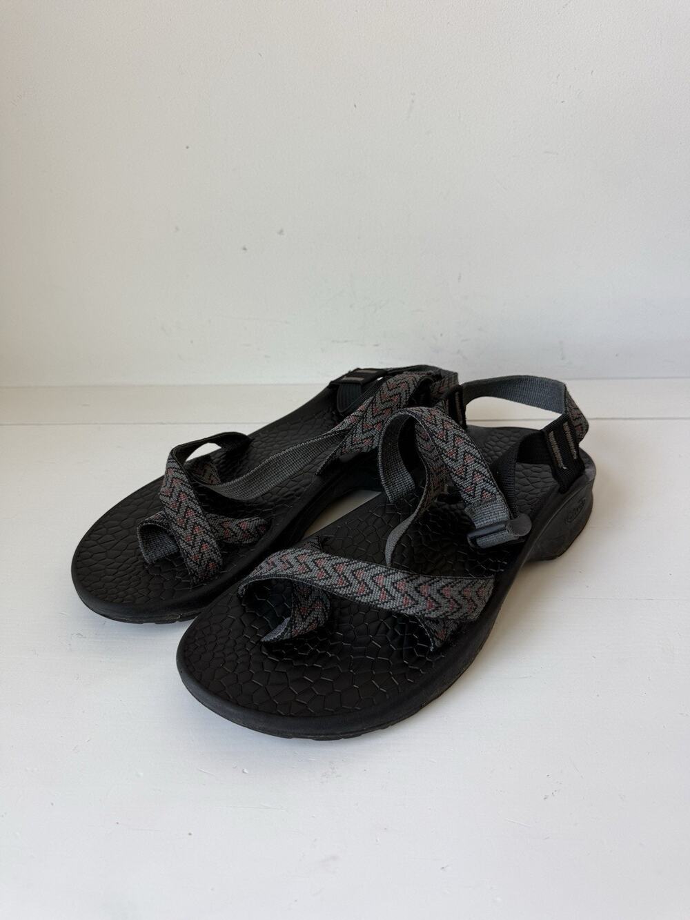 Chaco Z2 Classic Mens Sandals Gray Geometric Toe Loop Strappy Hiking Shoes M10